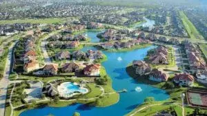 Desarrollo urbano y edificios comerciales en Sugar Land, Texas, cerca de Houston.